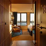 Hotel So/